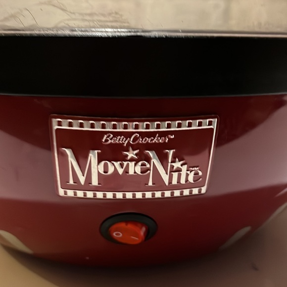 Red and black popcorn machine - Picture 2 of 3